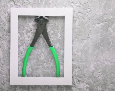 Kerpetenler gri beton zemin üzerine beyaz bir çerçeve içinde. Minimalist eğilim. Kopya alanı