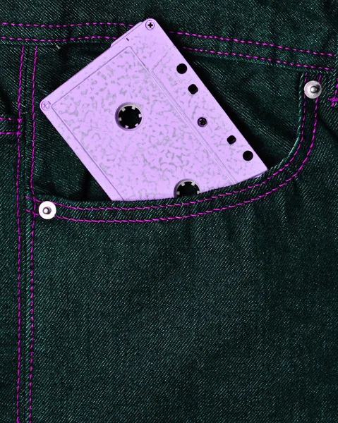 ジーンズのフロント ポケットにピンクのオーディオ カセット — ストック写真