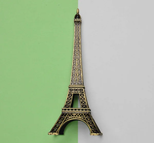 Eine Souvenir Statuette Des Eiffelturms Auf Weißblauem Pastellgrund Ansicht Von — Stockfoto