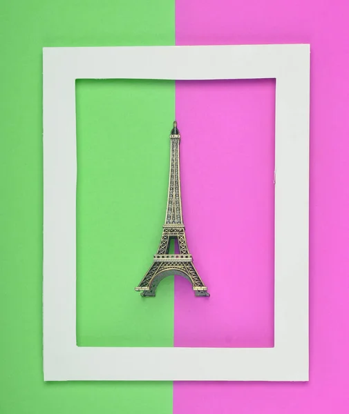 Souvenir Statuette Des Eiffelturms Weißem Rahmen Auf Farbigem Pastellgrund Minimalistischer — Stockfoto