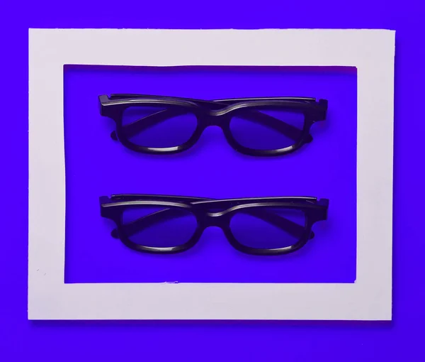 Gözlük Pastel Sarı Bir Arka Plan Üzerinde Beyaz Bir Çerçeve — Stok fotoğraf
