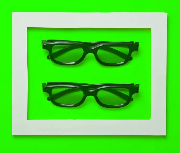 Gözlük Pastel Sarı Bir Arka Plan Üzerinde Beyaz Bir Çerçeve — Stok fotoğraf