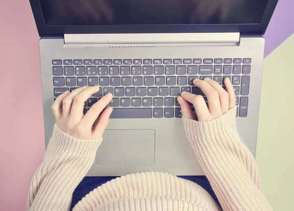 女孩在笔记本电脑键盘上打字 极简主义的趋势 在线工作 自由职业者 在柔和的背景上的顶部视图 — 图库照片