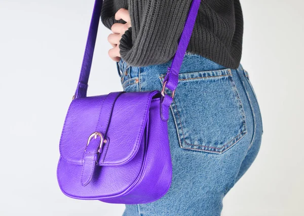 Mädchen Jeans Pullover Und Mit Tasche Auf Weißem Hintergrund Seitenansicht — Stockfoto