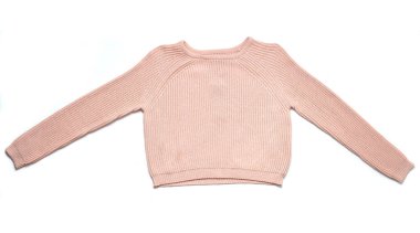 Beyaz arka plan üzerinde izole kısa kadın şeftali renkli kazak.