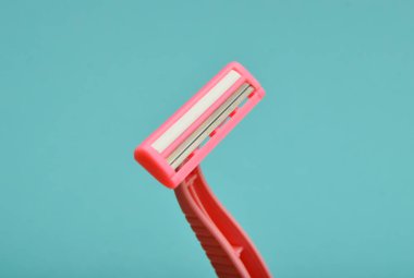 Mavi bir arka plan Depilasyon yakın çekim için plastik jilet.