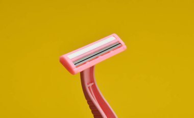 Sarı bir arka plan Depilasyon yakın çekim için plastik jilet.