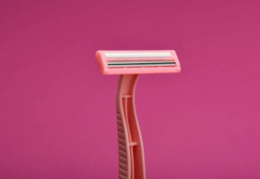 Pembe bir arka plan üzerinde Depilasyon için pembe tek jilet.