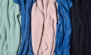 Örme kazak ve kot yakın çekim yığını. Arka plan giysi. Kadın gardırop.