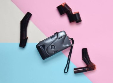Pastel renkli arka plan üzerinde plastik film folyo. Fotoğrafçılık hobim. Üstten görünüm. Minimalizm eğilimini.