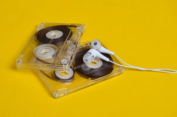 Ретро Технологии Пластиковая Прозрачная Аудиокассета Белые Вакуумные Наушники Ярко Желтом — стоковое фото
