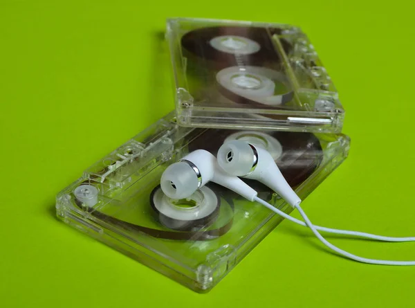 Ретро Технологии Пластиковая Прозрачная Аудиокассета Белые Вакуумные Наушники Ярко Зеленом — стоковое фото