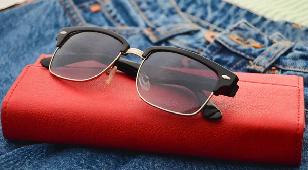 Rzeczy Akcesoria Kobiet Klasyczne Okulary Czerwone Skórzane Portmonetki Dżinsy — Zdjęcie stockowe