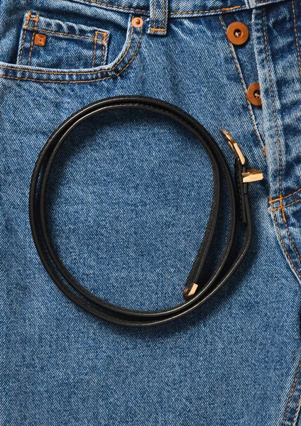 Cinto Couro Preto Jeans Vista Superior Tendência Minimalismo — Fotografia de Stock