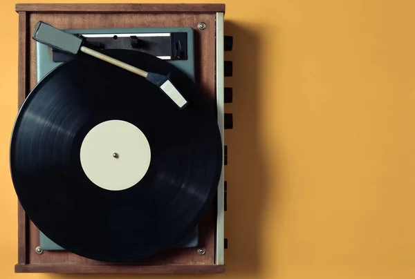 Vinyl Plattenspieler Mit Vinylplatte Auf Gelbem Pastell Hintergrund Unterhaltung 70Er — Stockfoto