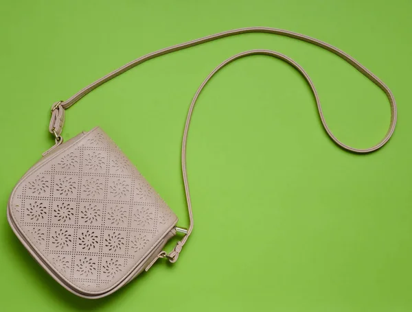 Beige Lederen Tas Een Lange Riem Een Groene Achtergrond Van — Stockfoto