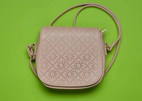 Borsa Pelle Beige Lungo Cinturino Sfondo Verde Pastello Accessori Donna — Foto Stock