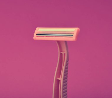 Pembe bir arka plan üzerinde Depilasyon için pembe tek jilet.