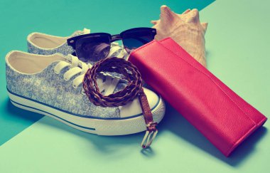 Kadın ayakkabı ve seyahat aksesuarları pastel mavi bir arka plan üzerinde. Çanta, çanta, Ayakkabı, kabuk, kemer.