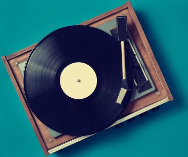 Mavi bir arka plan Retro vinil çalar. Eğlence 70 lerin. Müzik dinlemek. Üstten görünüm.