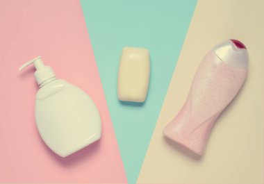 Vücut ve saç bakım ürünleri çok renkli pastel arka plan üzerinde. Losyon, sabun, şampuan. Üstten görünüm.