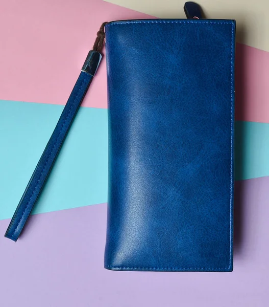 Eine Große Blaue Handtasche Auf Buntem Pastellgrund Trend Zum Minimalismus — Stockfoto