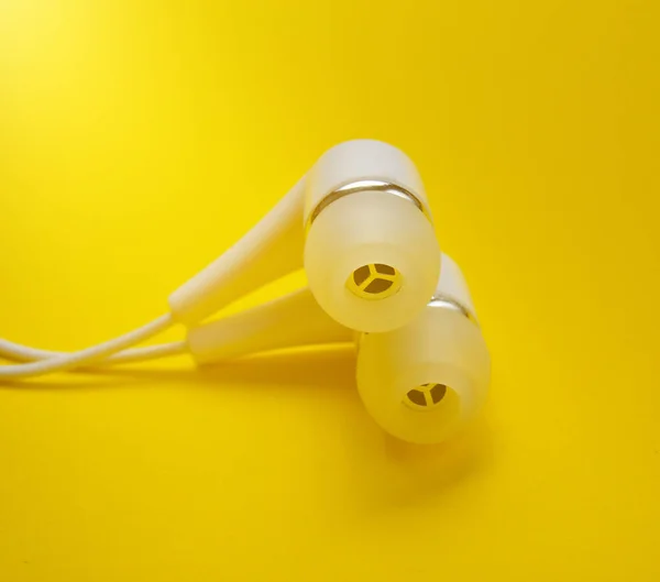 Auriculares Blancos Vacío Primer Plano Sobre Fondo Amarillo — Foto de Stock