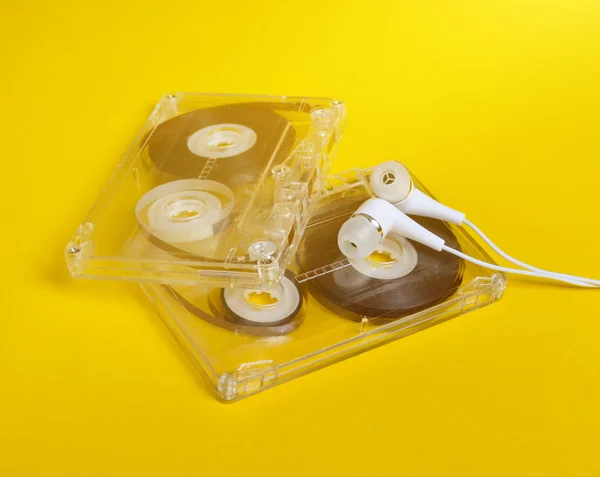Ρετρό Τεχνολογία Πλαστικά Διαφανή Κασέτα Και Λευκό Κενό Ακουστικά Φωτεινό — Φωτογραφία Αρχείου