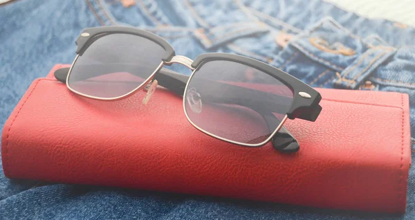 Coisas Acessórios Femininos Óculos Sol Clássicos Bolsa Couro Vermelho Jeans — Fotografia de Stock