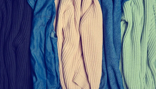 Stos Sweter Swetry Dżinsy Bliska Tło Ubrania Szafa Dla Kobiet — Zdjęcie stockowe