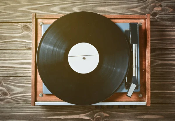 木製のテーブル板とビニール プレーヤー 年代のエンターテイメント 音楽に耳を傾けます トップ ビュー — ストック写真