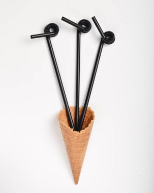 En az eğilim içinde izole bir beyaz, en iyi görünüm, düz yatıyordu, gözleme boynuz siyah kokteyl tüpler