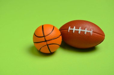 Minyatür Hatıra topları Amerikan futbolu ve basketbol üzerinde yeşil bir adam