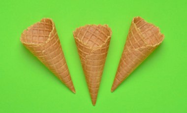 Yeşil bir arka plan üzerinde üç boş gözleme boynuzları. Üstten görünüm, yaratıcı arka plan, minimalist tren