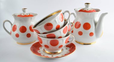 Antika seramik bardak bir daire, çaydanlıklar, şeker yığını üzerinde beyaz bir adam kaseler