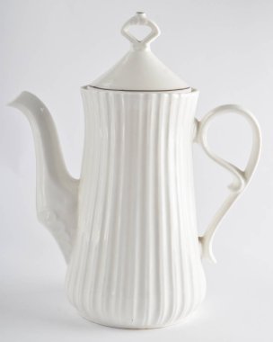 Beyaz arka plan üzerinde beyaz seramik çaydanlık