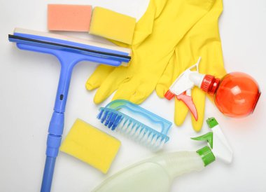 Ev temizlik ürünleri. Pencere paspas, sünger, şişe sprey, sarı lateks eldiven, fırça beyaz arka plan üzerinde. Üstten görünüm. Düz yatıyordu styl