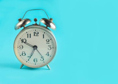 Mavi bir arka plan üzerinde Retro metal çalar saat. Sabah saat, u almak için zaman