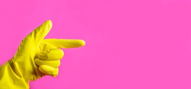 Pembe bir arka plan üzerinde yan sarı lastik eldiven eliyle işaret ediyor kavramı Temizleme, girintili kopyalama