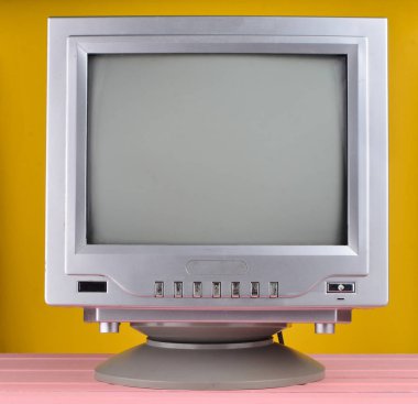 Retro 80 lerin TV'den sarı bir arka plan üzerinde yakın çekim