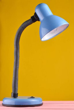 Masa Lambası Sarı duvar adam karşı izole bir tablo