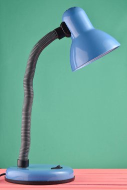 Masa lambası mavi duvar adam karşı izole bir tablo