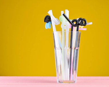 Bir sürü kokteyl bir pastel arka plan, Minimalizm eğilim, tex için alan bir cam tüplerde