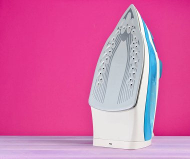 Demir Ütü renkli pastel arka planda, minimalist tren için