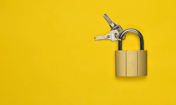 Golden Closed Lock Keys Yellow Background Copy Space Top Vie — Stock Photo, Image