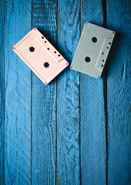 Cassette Audio Pastel Deux Couleurs Sur Fond Bois Bleu Vue — Photo