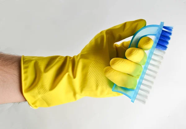 Рука Людини Жовтій Латексній Рукавичці Тримає Пластиковий Пензлик Білому Тлі — стокове фото