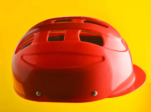 Capacete Proteção Vermelho Para Patinadores Ciclistas Fundo Amarelo — Fotografia de Stock