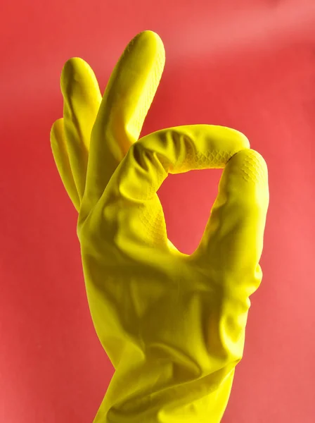 Рука Жёлтых Резиновых Перчатках Показывает Символ Большого Пальца Красном Фоне — стоковое фото