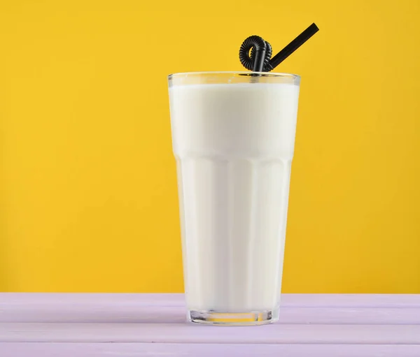 Bir Bardak Milkshake Bir Saman Sarı Bir Izole Bir Pastel — Stok fotoğraf